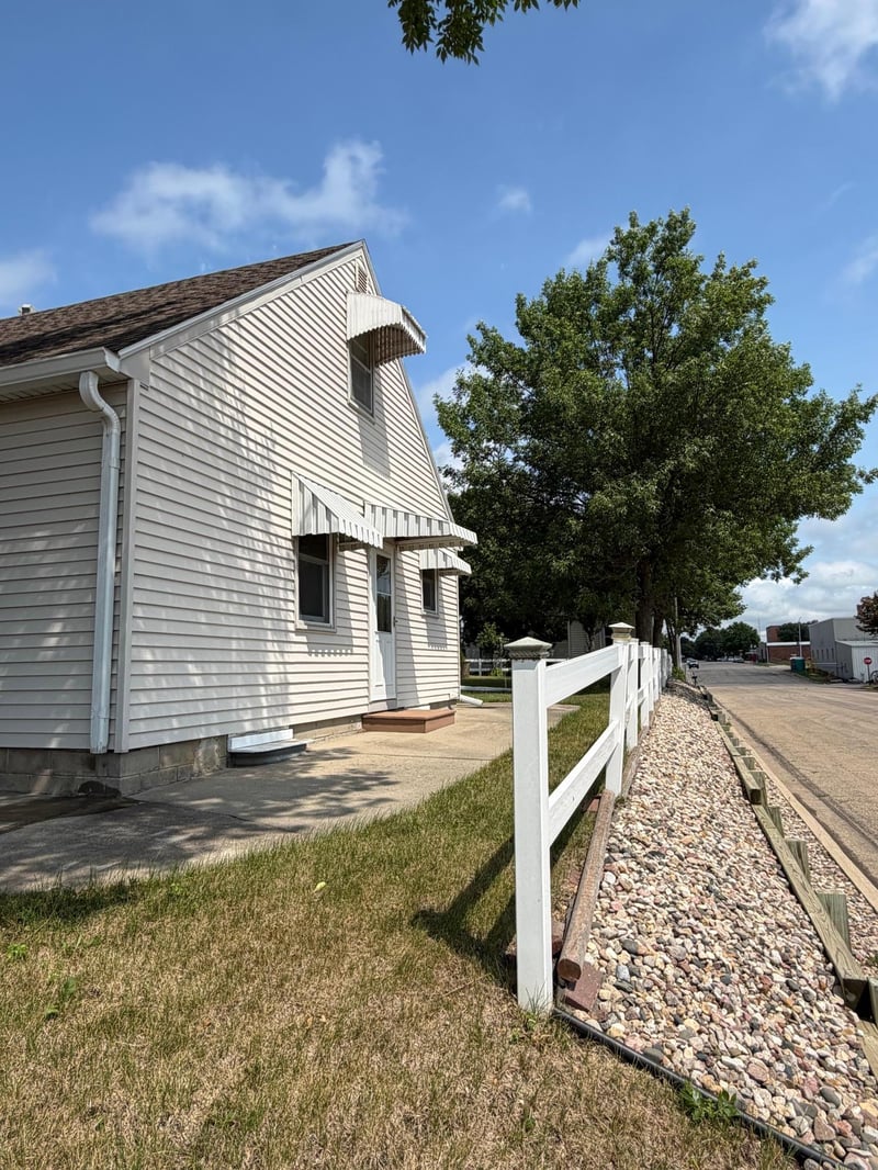 221 E Fletcher St, Luverne, MN 56156