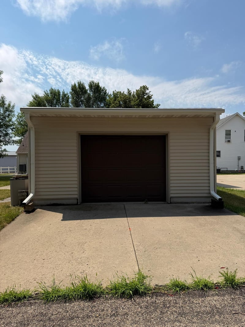 221 E Fletcher St, Luverne, MN 56156