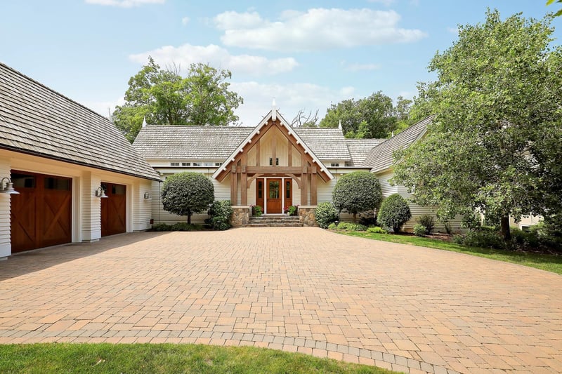415 Carpenters Pt, Wayzata, MN 55391