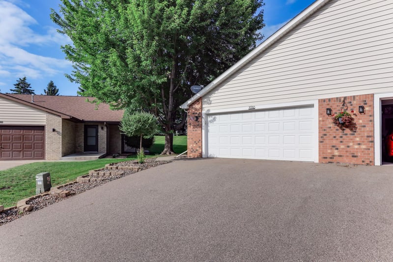 7050 Robinwood Trl, Woodbury, MN 55125