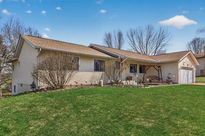7910 W Park Hills Dr, Bloomington, MN 55438