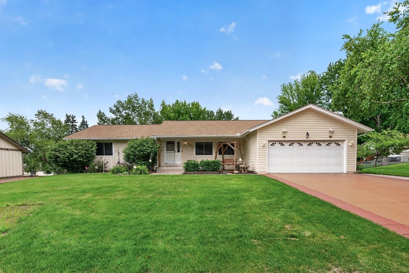7910 W Park Hills Dr, Bloomington, MN 55438
