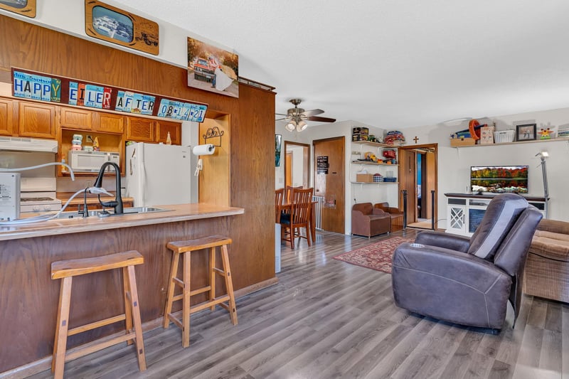 82140 370th St, Olivia, MN 56277