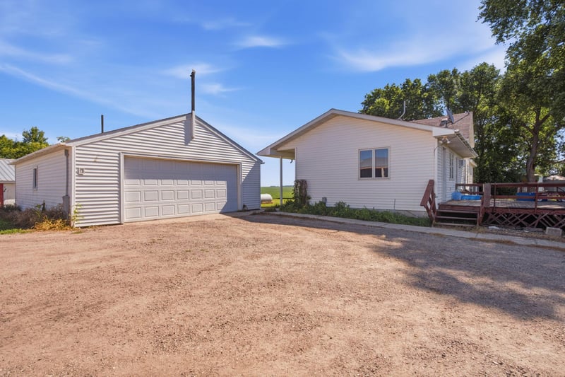 82140 370th St, Olivia, MN 56277