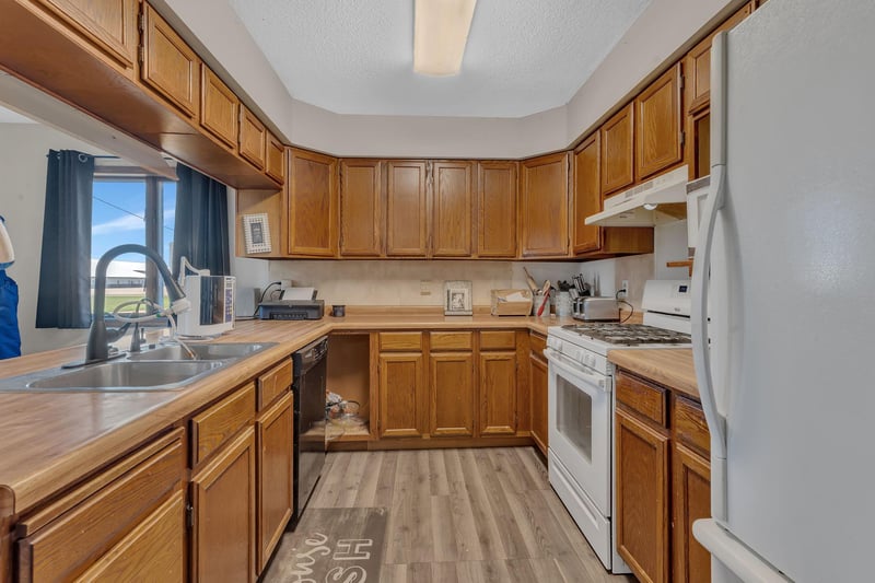 82140 370th St, Olivia, MN 56277
