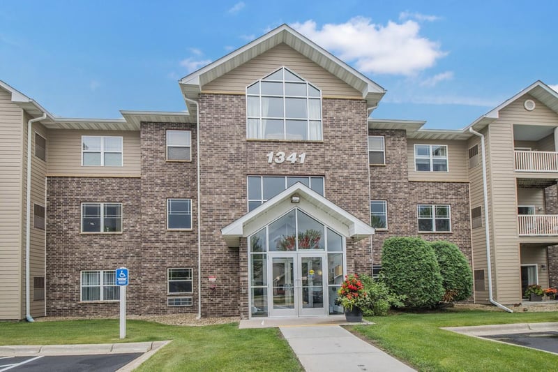 1341 Lake Dr W #B113, Chanhassen, MN 55317
