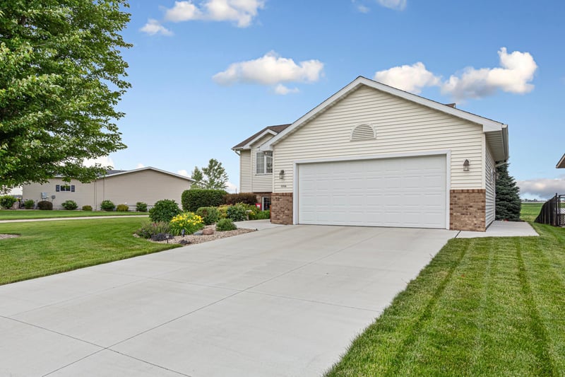1006 24th Ave NW, Austin, MN 55912