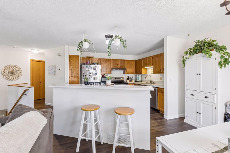 10270 Arrowwood Dr, Eden Prairie, MN 55347