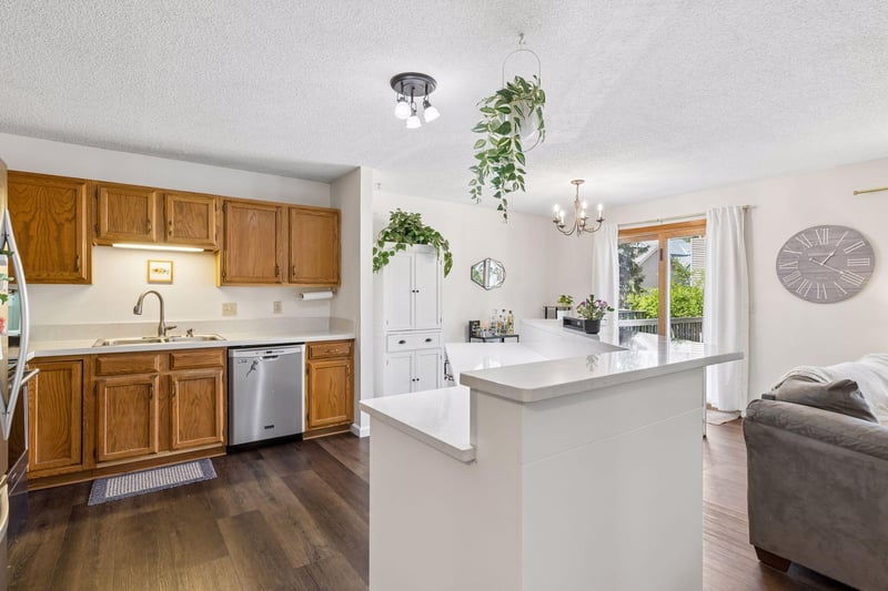 10270 Arrowwood Dr, Eden Prairie, MN 55347