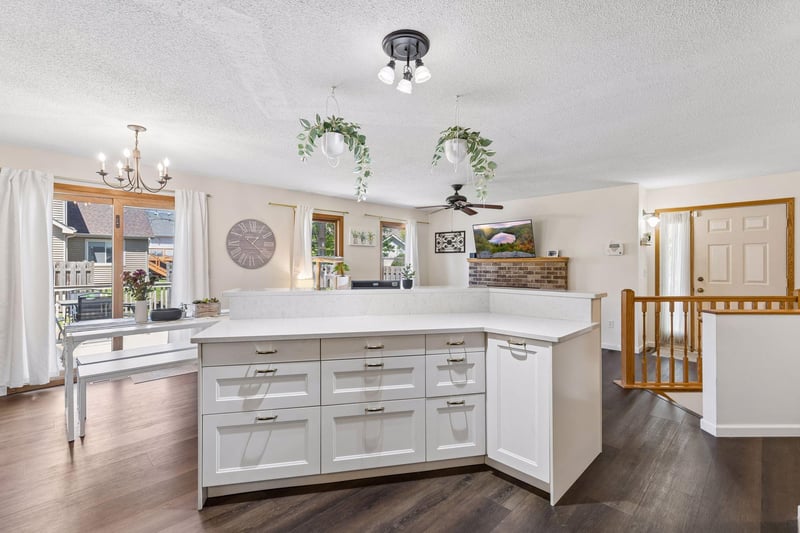 10270 Arrowwood Dr, Eden Prairie, MN 55347