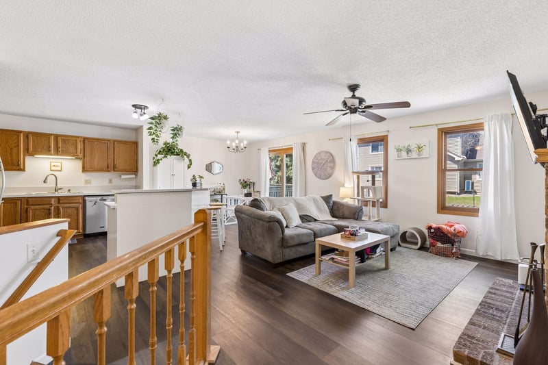 10270 Arrowwood Dr, Eden Prairie, MN 55347
