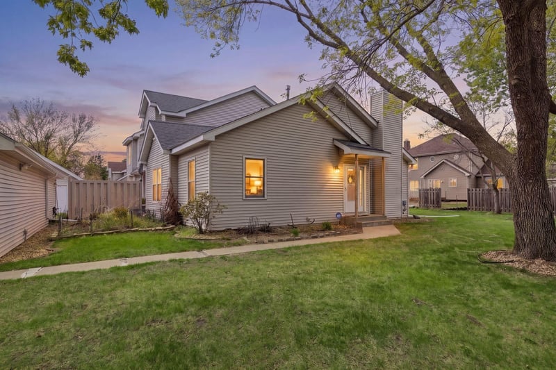 10270 Arrowwood Dr, Eden Prairie, MN 55347