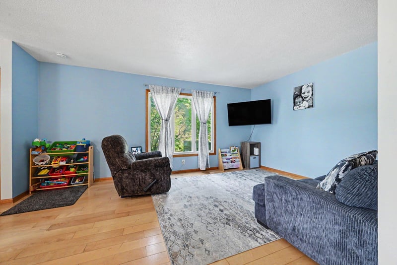 4920 Grenwich Trl N, Oakdale, MN 55128