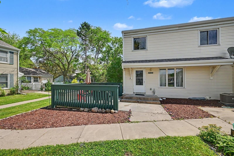 4920 Grenwich Trl N, Oakdale, MN 55128