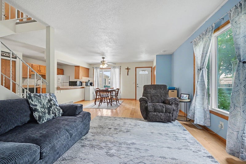 4920 Grenwich Trl N, Oakdale, MN 55128