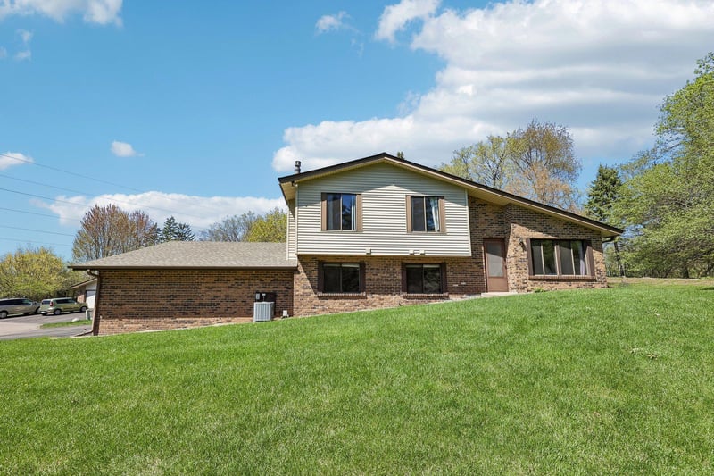 13400 Pepperwood Cir, Minnetonka, MN 55305