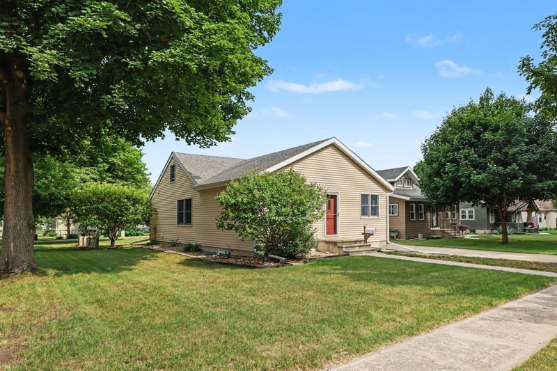920 N Spring St, Luverne, MN 56156