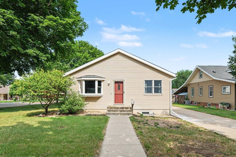 920 N Spring St, Luverne, MN 56156