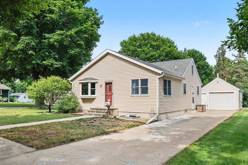 920 N Spring St, Luverne, MN 56156