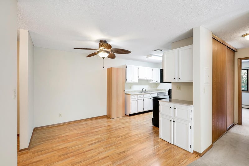 4 Pine Tree Dr #320, Arden Hills, MN 55112
