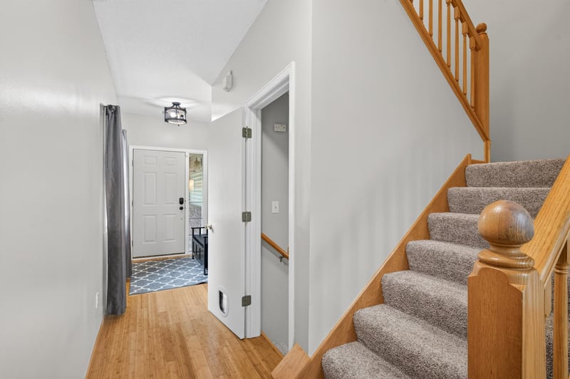 637 Crane Creek Ln, Eagan, MN 55121