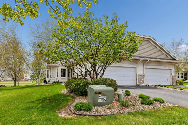 505 Holly Ln N, Oakdale, MN 55128