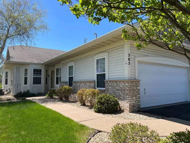 505 Holly Ln N, Oakdale, MN 55128