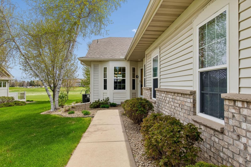 505 Holly Ln N, Oakdale, MN 55128