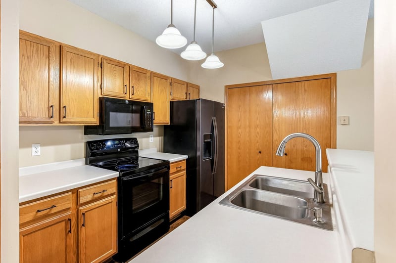8450 Kimball Dr, Eden Prairie, MN 55347
