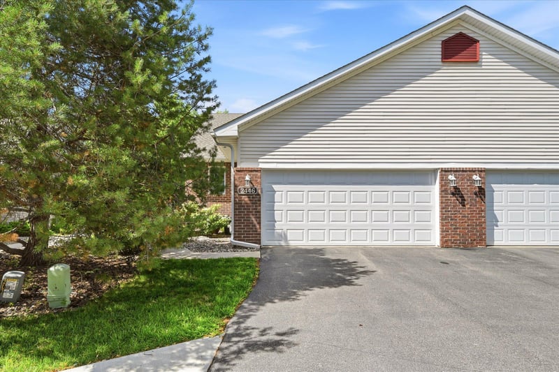 2446 Autumn Ridge Ct, Chanhassen, MN 55317