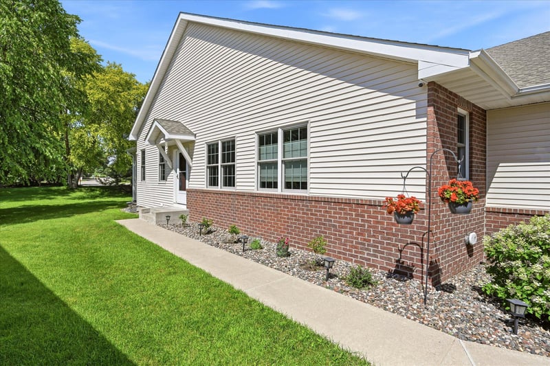 2446 Autumn Ridge Ct, Chanhassen, MN 55317