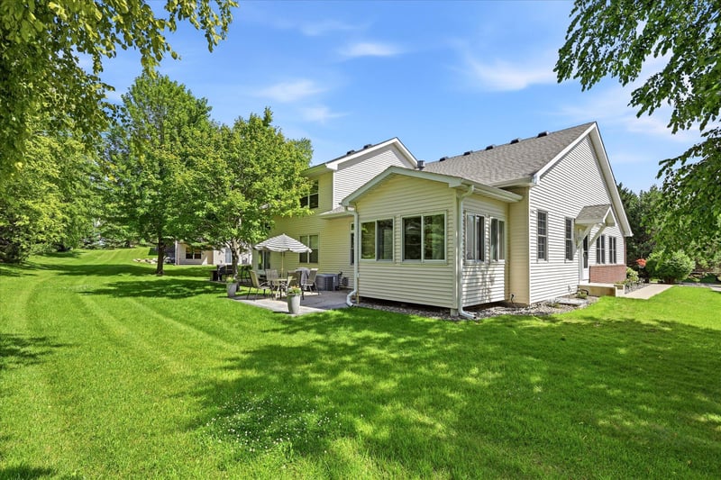 2446 Autumn Ridge Ct, Chanhassen, MN 55317