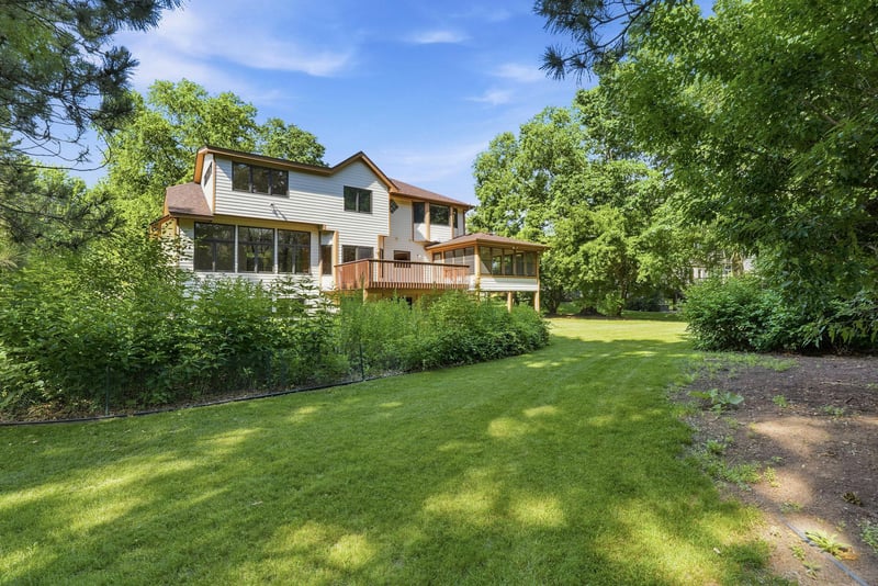 9272 Duckwood Trl, Woodbury, MN 55125
