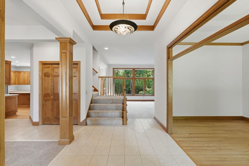 9272 Duckwood Trl, Woodbury, MN 55125