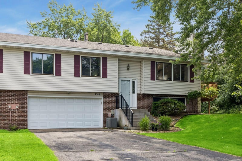 4316 Thornhill Ln, Vadnais Heights, MN 55127