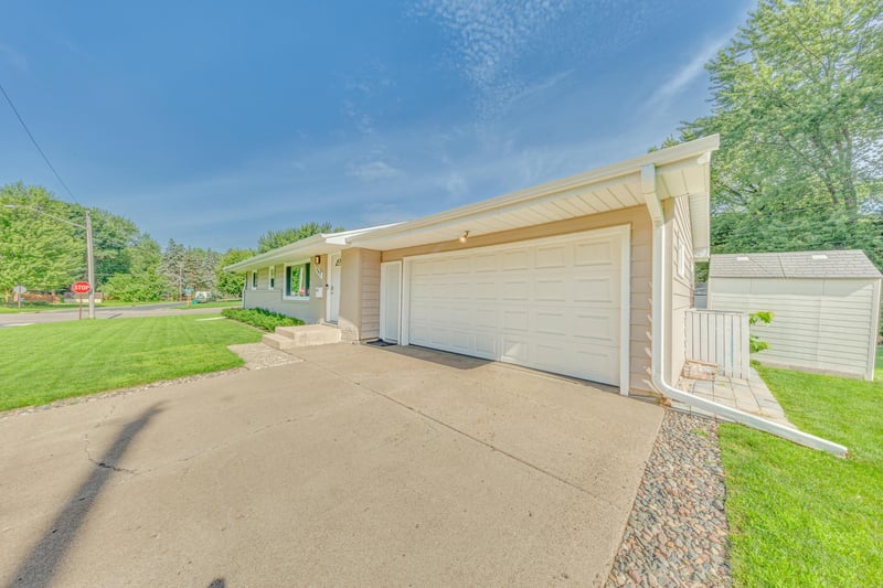 7840 Winsdale St N, Golden Valley, MN 55427