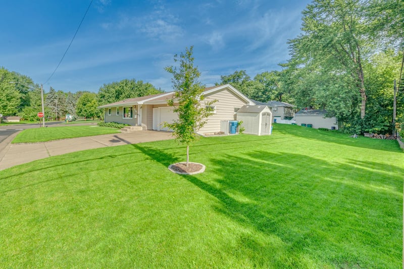 7840 Winsdale St N, Golden Valley, MN 55427