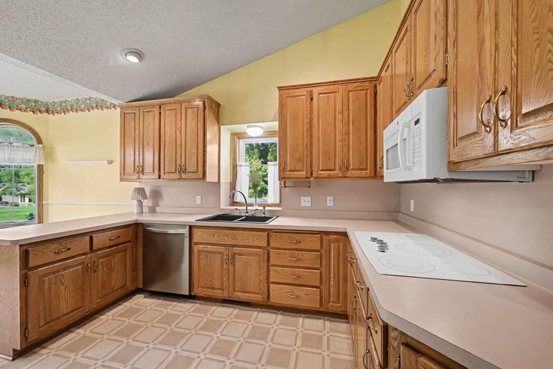 3028 Highpointe Curve, Roseville, MN 55113