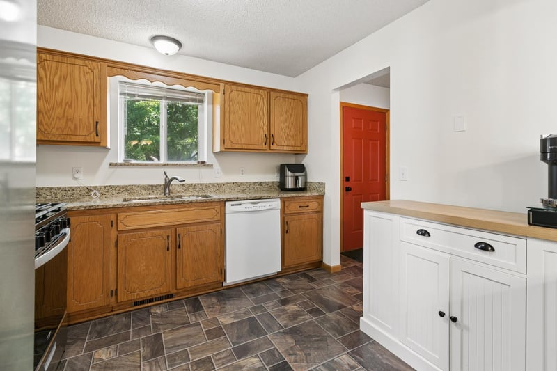 723 Sunwood Park Dr, Waite Park, MN 56387