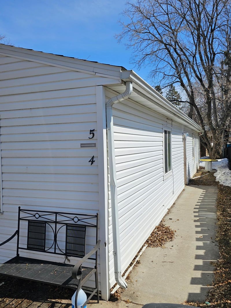 630 10th St N, Moorhead, MN 56560