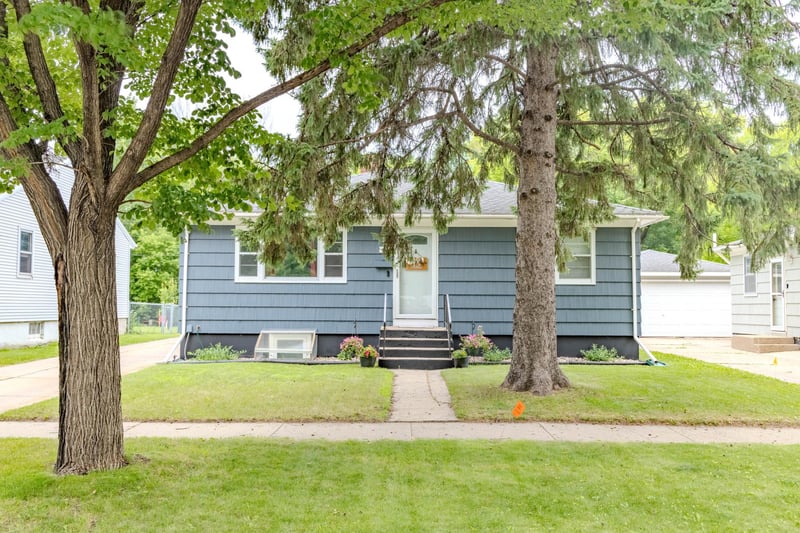 421 S 18th St S, Moorhead, MN 56560