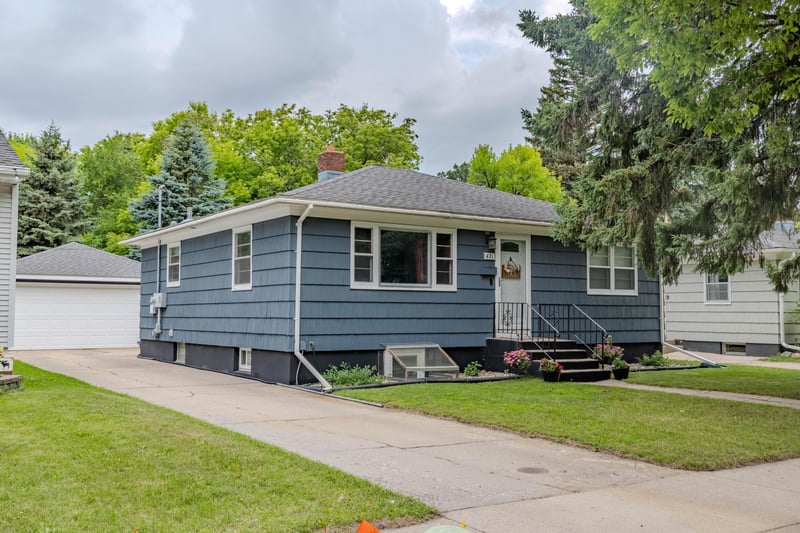 421 S 18th St S, Moorhead, MN 56560