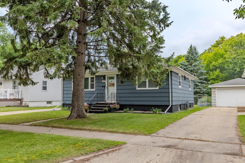 421 S 18th St S, Moorhead, MN 56560