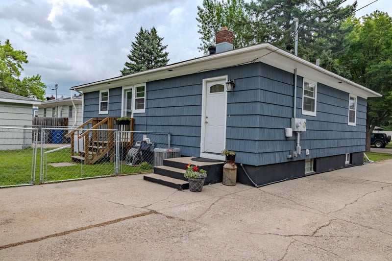 421 S 18th St S, Moorhead, MN 56560