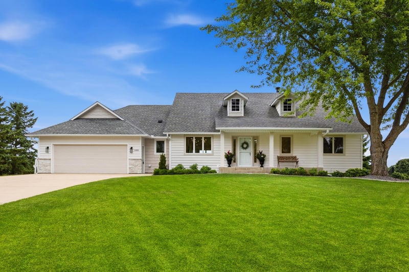 1085 W Shore Dr SW, Hutchinson, MN 55350