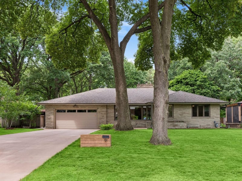 91 Mid Oaks Ln, Roseville, MN 55113