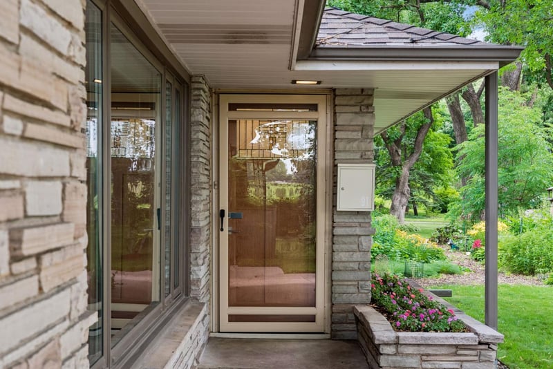 91 Mid Oaks Ln, Roseville, MN 55113