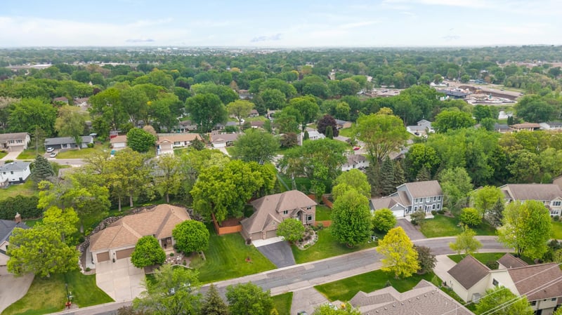 14809 White Oak Dr, Burnsville, MN 55337