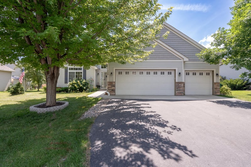 734 7th St N, Montrose, MN 55363