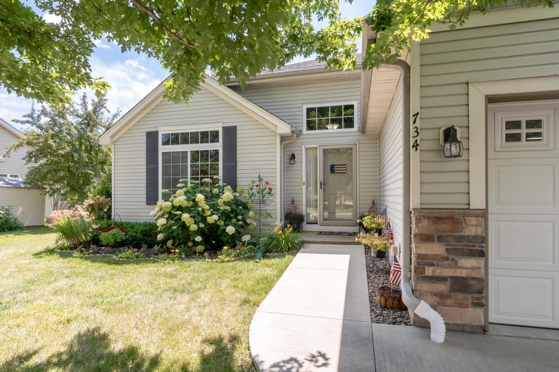 734 7th St N, Montrose, MN 55363